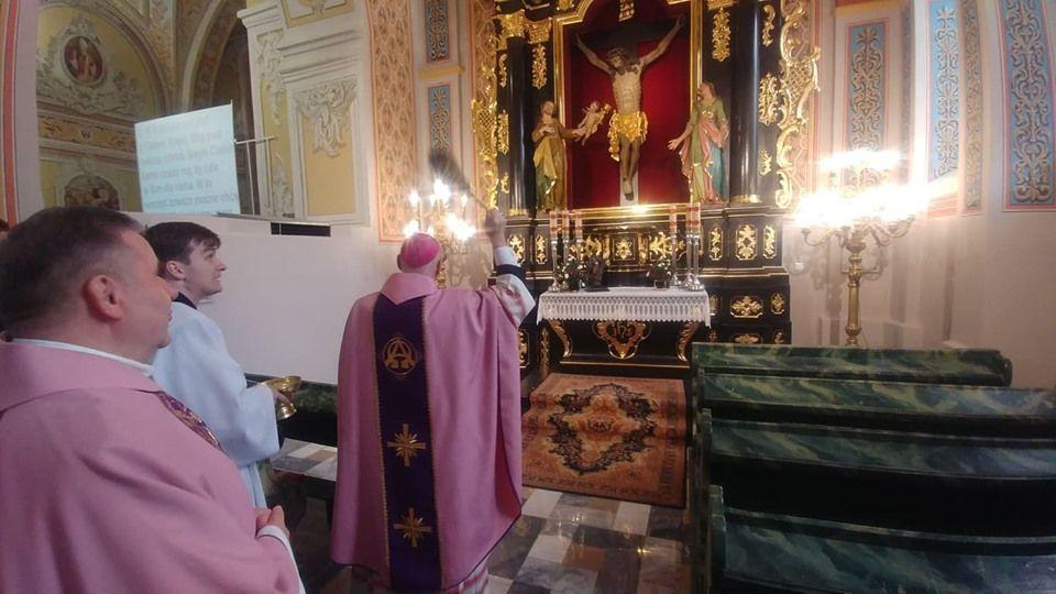 Sieradz: Pasterz Diecezji poświęcił odrestaurowaną kaplicę Męki Pana Jezusa