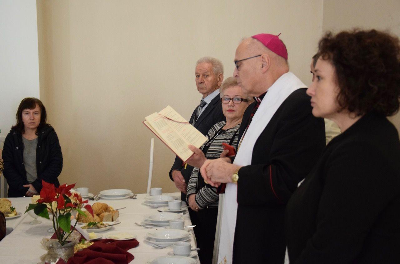 Biskup Włocławski uczestniczył w wigilii dla najbiedniejszych