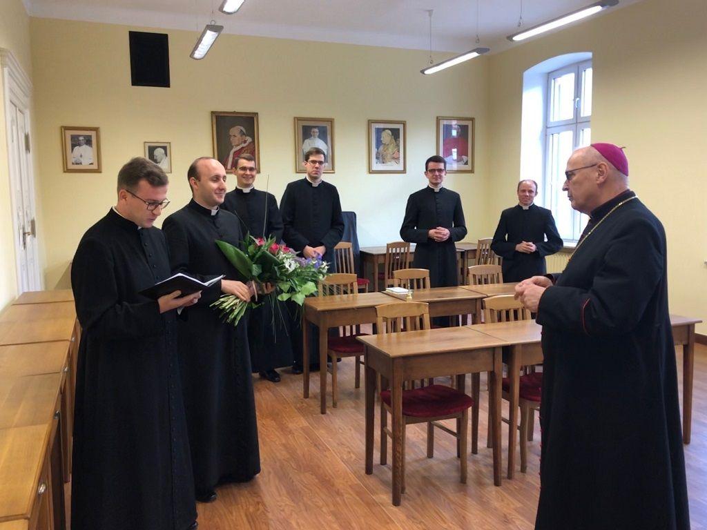 WSD Włocławek: diakoni dziękują Biskupowi Włocławskiemu za 40 lat pracy wykładowczej