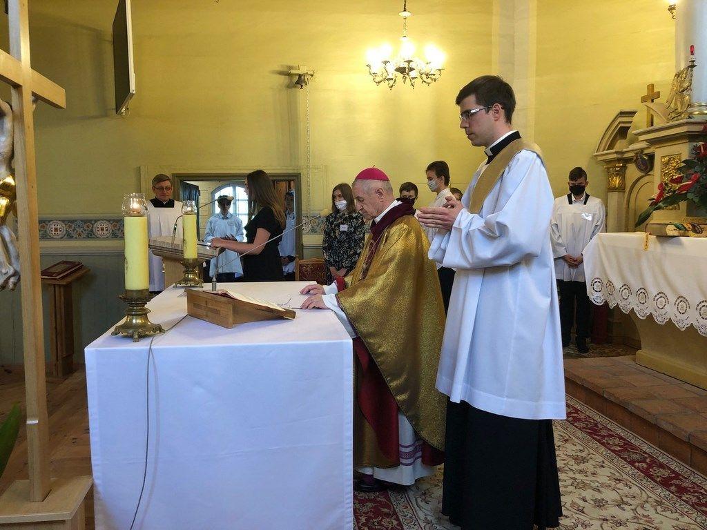 Korczew: ks. bp Gębicki udzielił młodzieży sakramentu bierzmowania