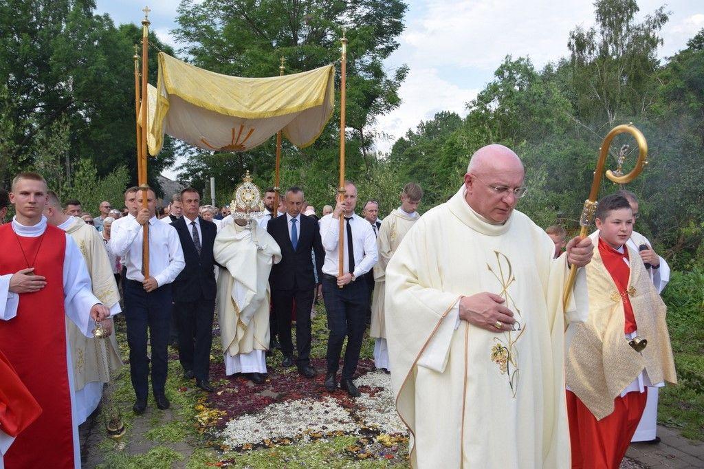 Spycimierz: Biskup Włocławski poprowadził procesję eucharystyczna po kwietnych dywanach