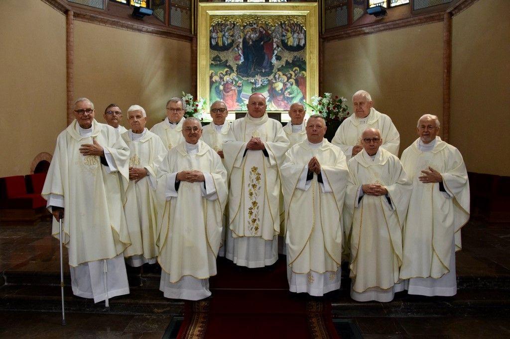 Złoci jubilaci kapłaństwa we włocławskiej katedrze