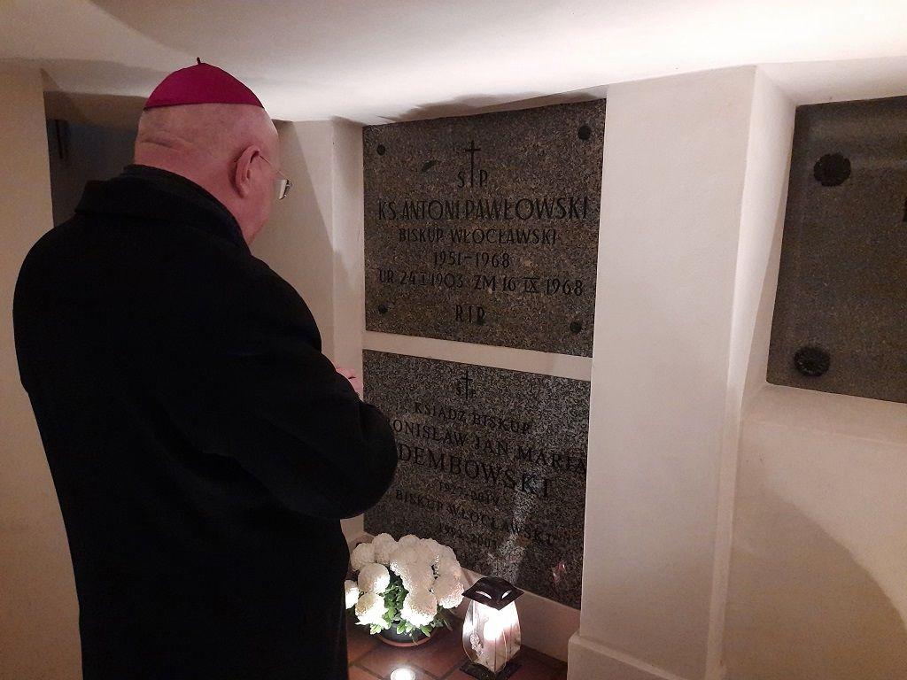 Biskup Włocławski modlił się za zmarłych biskupów i członków kapituły katedralnej