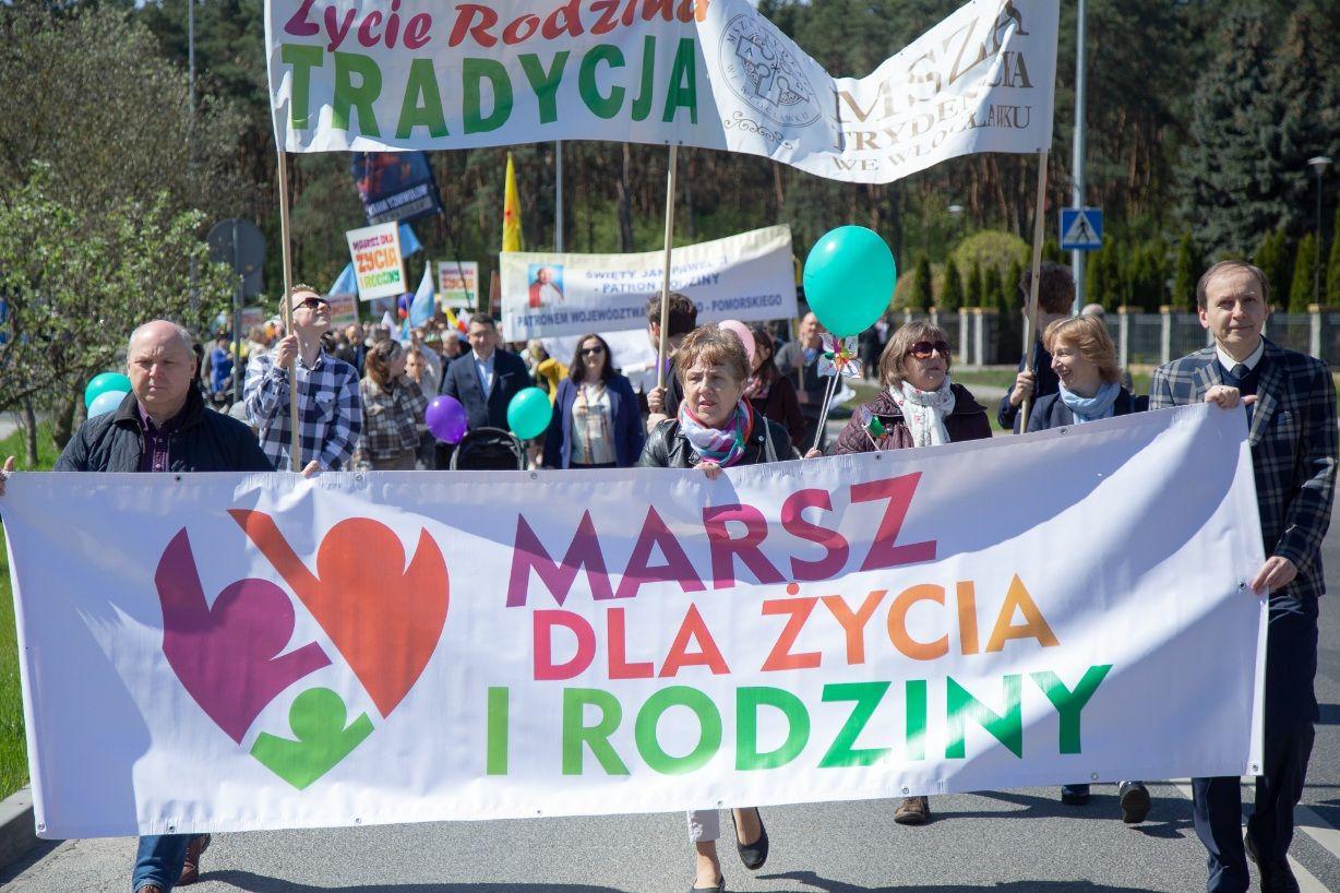 Ulicami Włocławka przeszedł Marsz dla Życia i Rodziny