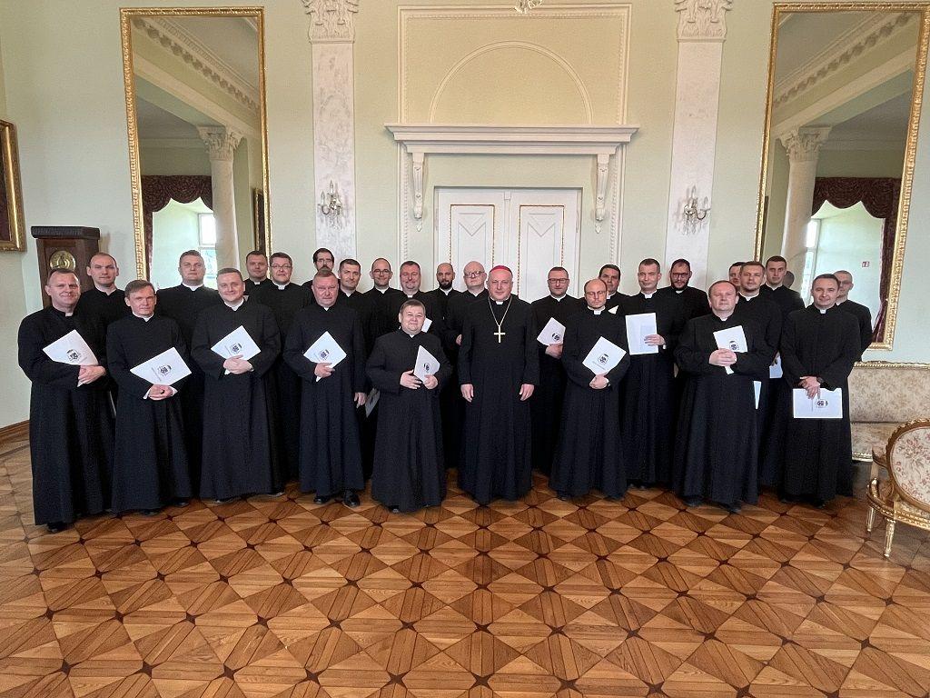 Biskup Włocławski wręczył dekrety wikariuszowskie
