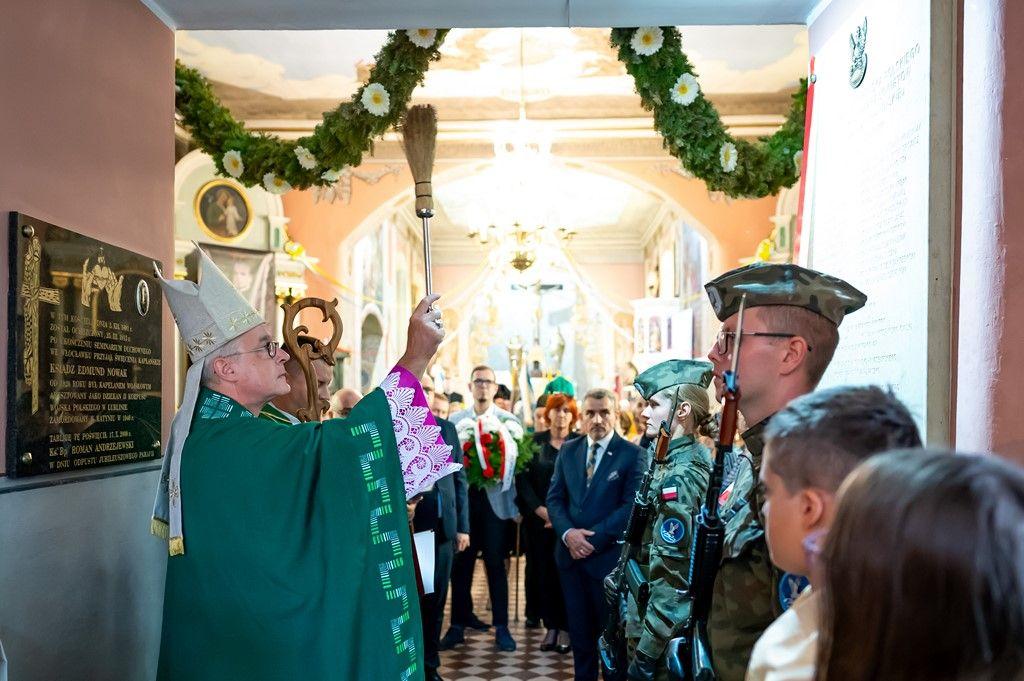 Wąsosze: Biskup Polowy WP poświęcił tablicę Kapelanów Katyńskich