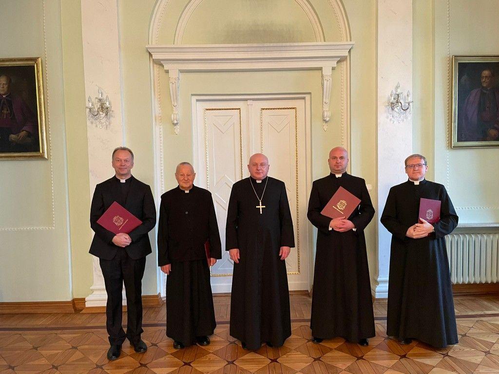 Biskup Włocławski wręczył dekrety pracownikom Kurii