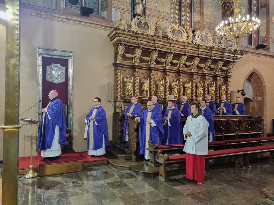 Biskup Włocławski modlił się za zmarłych biskupów i członków kapituły katedralnej