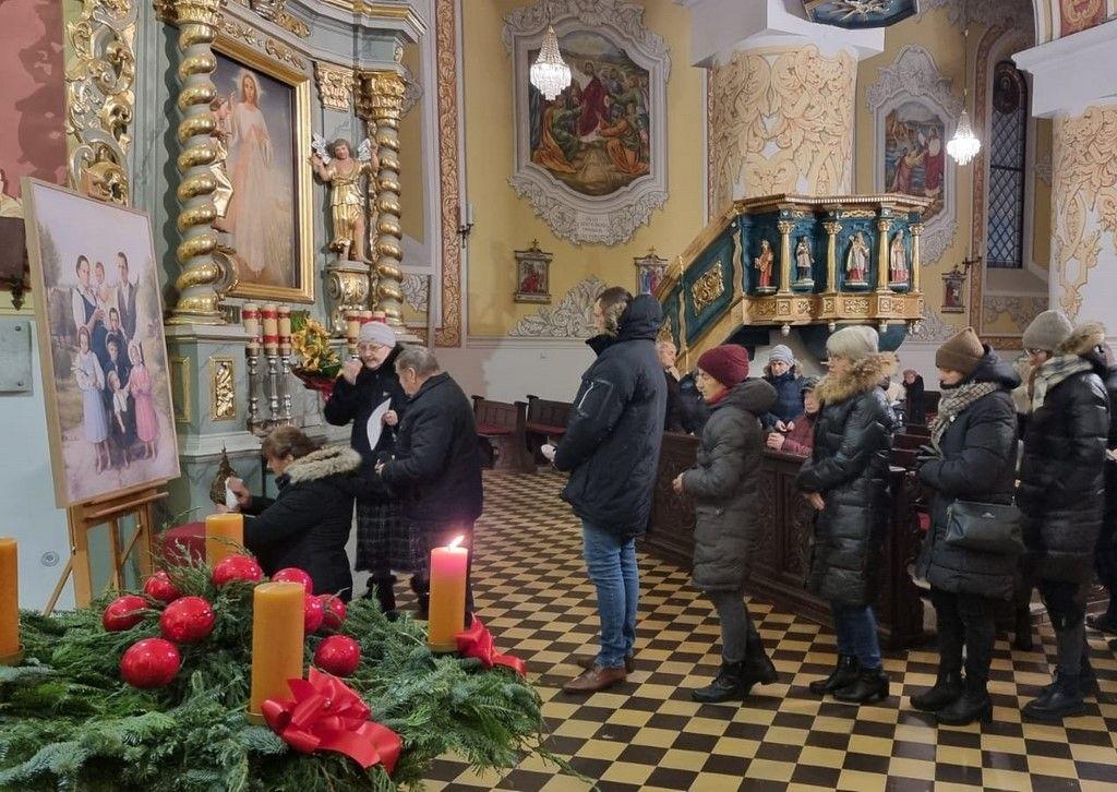 Sieradz: rozpoczęła się peregrynacja relikwii rodziny Ulmów w diecezji włocławskiej