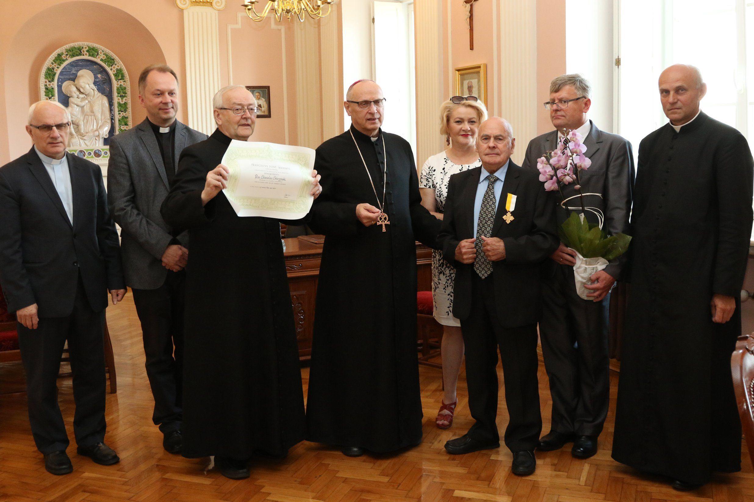 Medal papieski za 55 lat posługi kościelnej