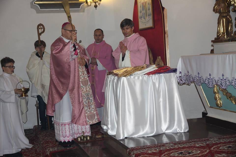 Szadek: Biskup Włocławski pobłogosławił nowe ornaty dla Kazachstanu