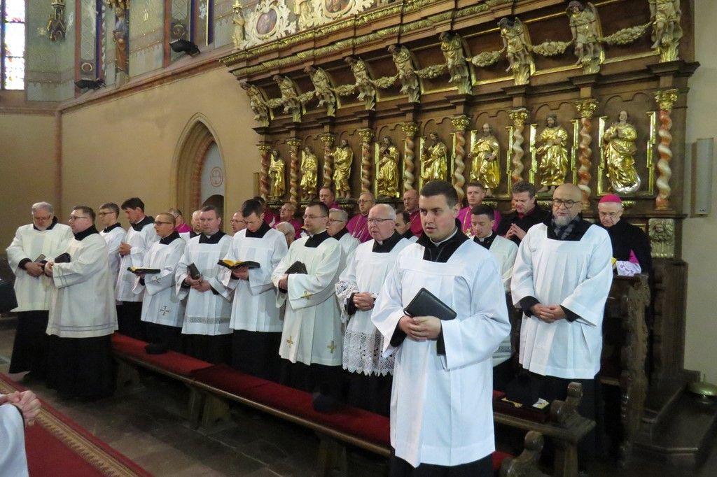 Wielkopiątkowa liturgia godzin w katedrze włocławskiej
