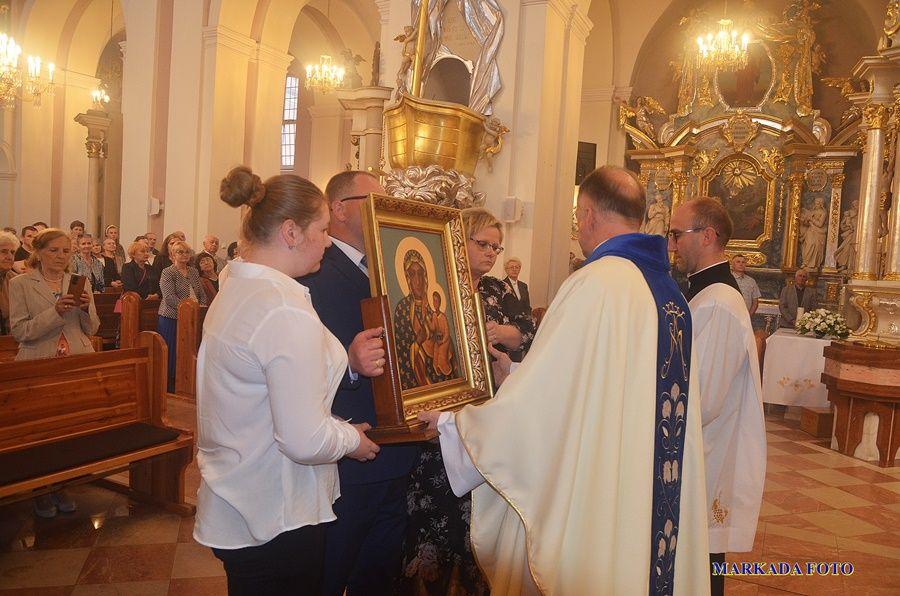 Kłodawa: peregrynujący przed ponad pięćdziesięciu laty obraz Matki Bożej znów nawiedza rodziny parafii
