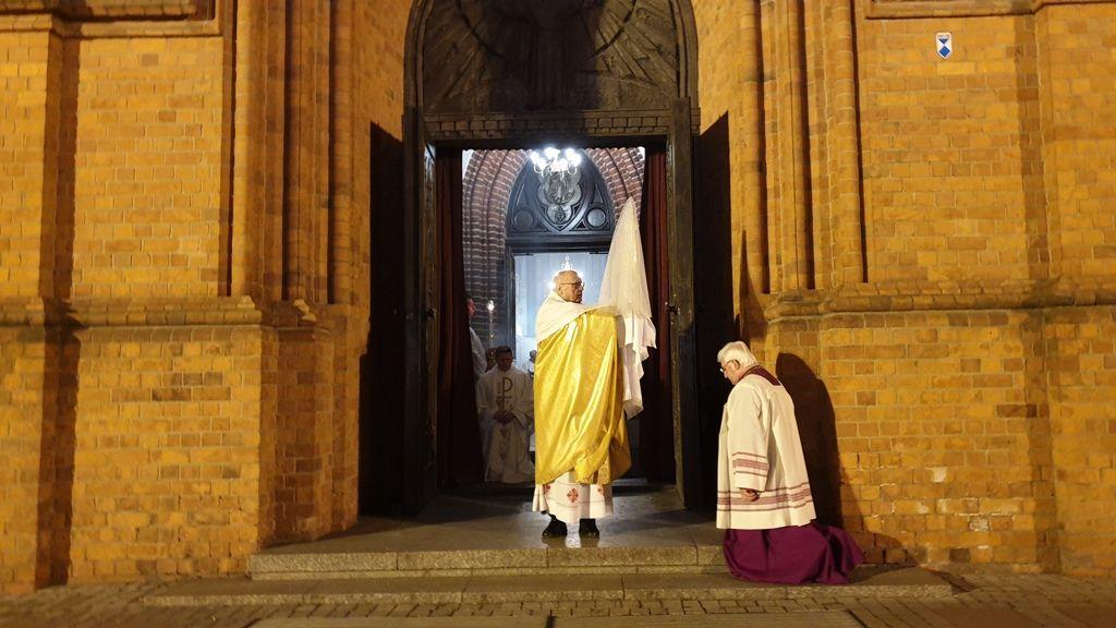 Wigilia Paschalna: bp Mering w drzwiach katedry pobłogosławił miastu i diecezji