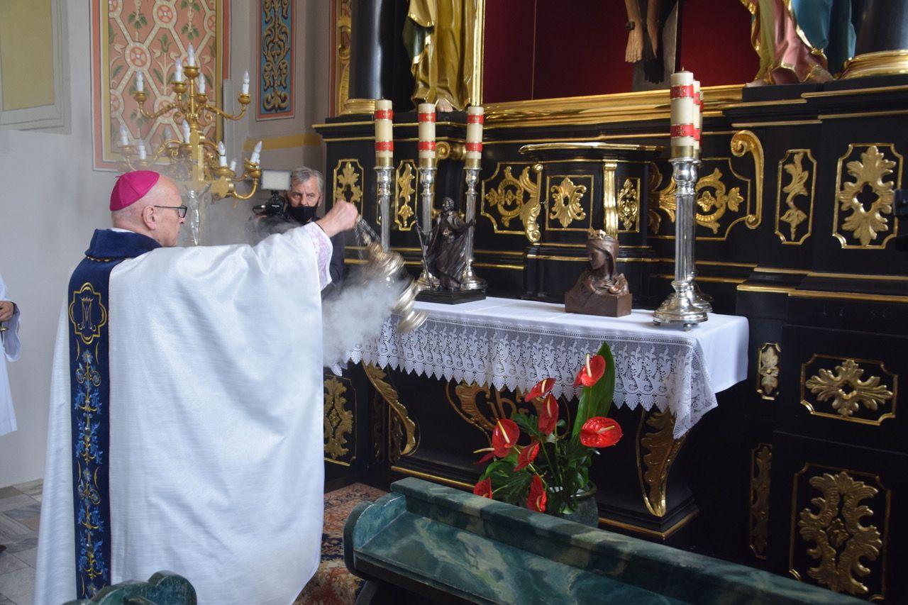 Bazylika Wszystkich Świętych w Sieradzu: wprowadzenie relikwii św. Jadwigi Królowej