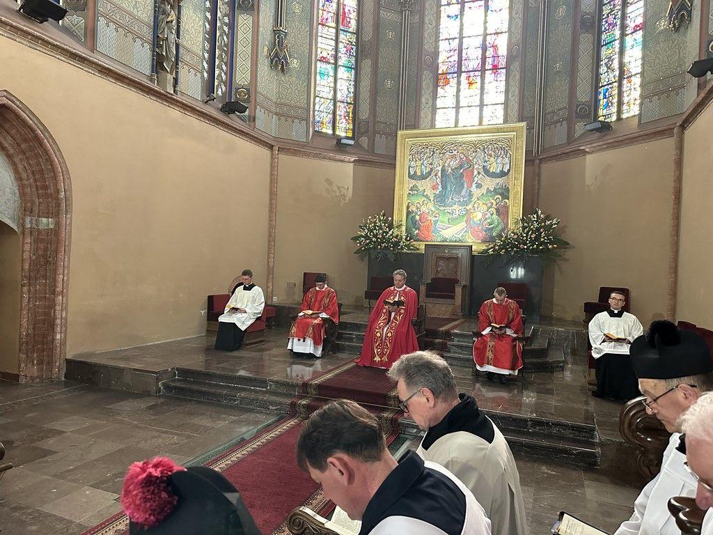 Poranna modlitwa brewiarzowa w katedrze
