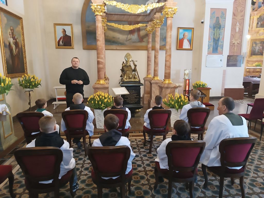 Ministranci ze Ślesina na pielgrzymce do św. Bogumiła w Uniejowie